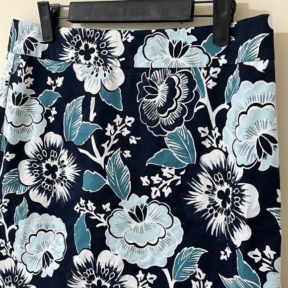 LOFT Outlet Blue Black White Floral Pencil Skirt Size 6 - Picture 2 of 7